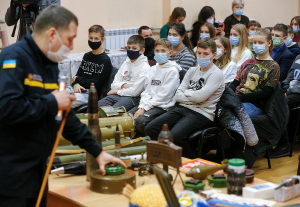 ▲▼烏克蘭警察在基輔一所學校進行炸彈演練，並向學童介紹各式炸藥。（圖／路透）