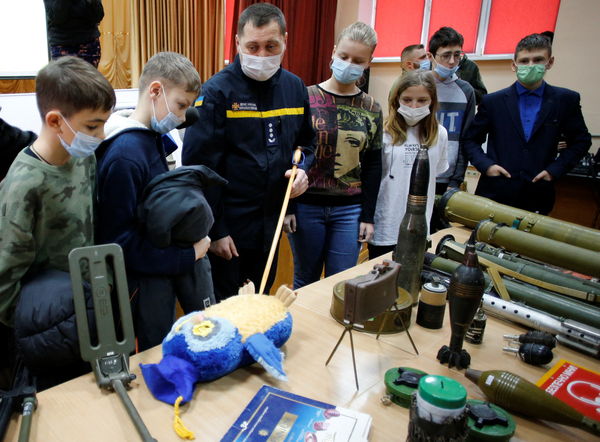 ▲▼烏克蘭警察在基輔一所學校進行炸彈演練，並向學童介紹各式炸藥。（圖／路透）