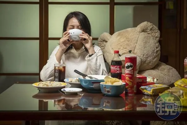 拒絕去婆家過年,吳佳芬最理想的年夜飯菜單是冷凍高麗菜水餃,還有餐後滿滿的零食、飲料。