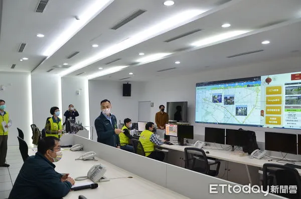 ▲台南市長黃偉哲,前往大台南智慧交通中心聽取執勤計畫,並慰勉春節執勤人員的辛勞。(圖/記者林悅翻攝,下同)