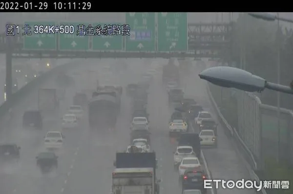 ▲上午 10:10 國 1 北向 364 公里處 2 小客車追撞占用外側車道並於 10:15 排除,造成回堵 1 公里。(圖/高公局提供)