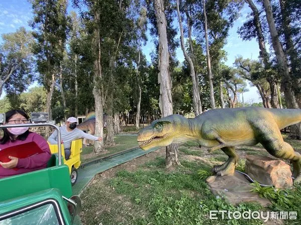 ▲台南山上花園水道博物館,規劃『繽紛捕夢網』等親子體驗設施,及恐龍昆蟲等裝置藝術,造型繽紛多彩,已經成為園區另一熱點。(圖/記者林悅翻攝,下同)