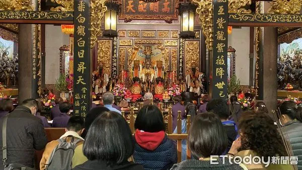 ▲▼台北保安宮抽國運籤。(圖/記者游宗樺攝)