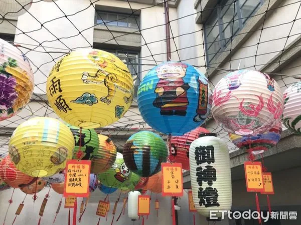 ▲農曆春節期間至元宵節,台南市消防局中正分隊每晚8時至9時祈福點燈,每晚參觀前100名就有機會獲得火德星君御守、紅包袋或意想不到的小禮物。(圖/記者林悅翻攝,下同)