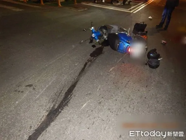 ▲騎車撞上婦人後約滑行10餘公尺留下油漬。(圖/八德警分局提供)