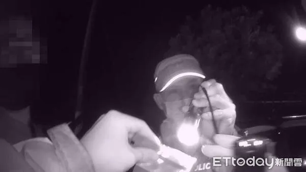 ▲台南警三分局5日深夜在安南區四草大橋執行路檢勤務時,發現1台自小客車行跡可疑遂予以攔查,查獲伍姓男子持有愷他命11包。(圖/記者林悅翻攝,下同)