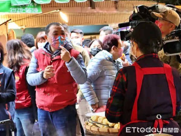 ▲視察永和民治攤販集中區防疫措施 侯友宜下令「全面備戰」。(圖/新北市市場處提供)