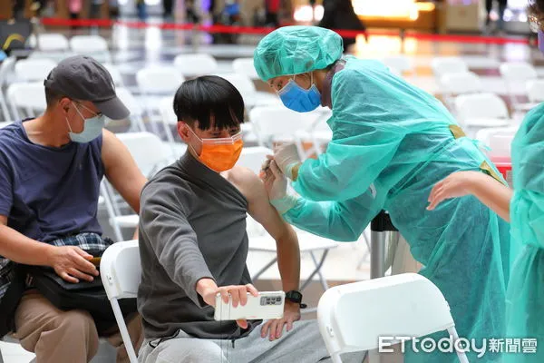 ▲▼第21期公費疫苗預約今起開始施打,台北市政府在台北車站等多個地點開設中大型疫苗集中施打站,提供高端疫苗隨到隨打的服務。(圖/記者湯興漢攝)
