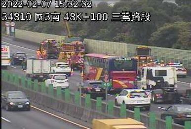 ▲▼國道3號貨車翻覆。(圖/翻攝自1968即時路況)