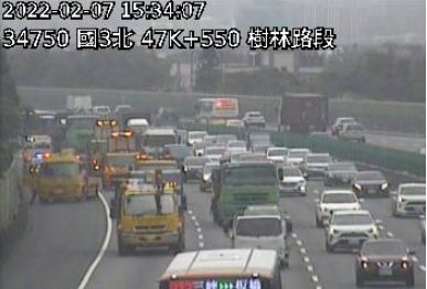 ▲▼國道3號貨車翻覆。(圖/翻攝自1968即時路況)