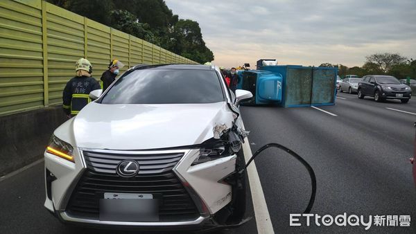 ▲▼國道3號貨車翻覆。(圖/記者陳以昇翻攝)