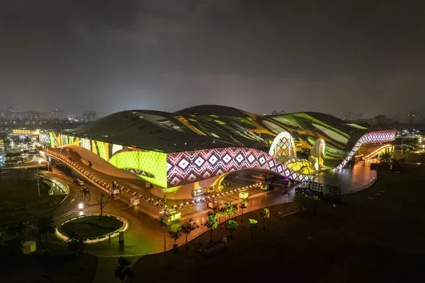 ▲▼島嶼記憶‧光舟劇場由高雄市政府攜手衛武營,共同推出台灣史上少見、長達381公尺的巨幅光影展演。(圖/劉振祥攝/衛武營國家藝術文化中心提供)