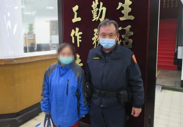 ▲▼夫癌末長子智障次子失業,婦人走投無路求助台中警方。(圖/警方提供)