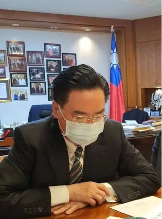 ▲▼外交部長吳釗燮今年2月8日與瓜地馬拉新任外長步卡羅(Mario Búcaro)通話。(圖/外交部提供)