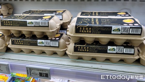 ▲▼北部年後缺蛋潮,記者走訪三大賣場,發現只有愛買雞蛋貨架上,還有雞蛋在架上,但每人限購一盒雞蛋。(圖/記者呂佳賢攝)