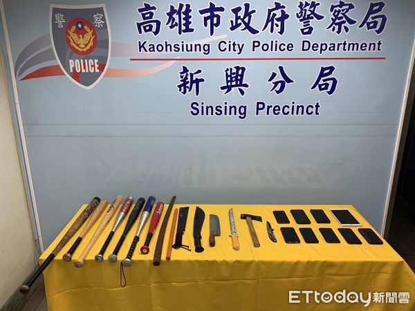▲▼專門「支援輸贏」!高雄15人球棒隊被抄了,還搜出斧頭、開山刀。(圖/記者賴文萱翻攝)