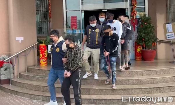 ▲▼專門「支援輸贏」!高雄15人球棒隊被抄了,還搜出斧頭、開山刀。(圖/記者賴文萱翻攝)