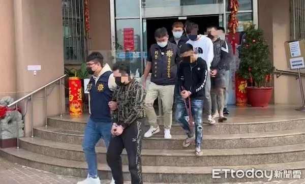 ▲▼專門「支援輸贏」!高雄15人球棒隊被抄了,還搜出斧頭、開山刀。(圖/記者賴文萱翻攝)