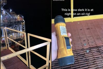 石油鑽井工分享「真正的大海夜晚」　水面一片漆黑「手電筒照不亮」