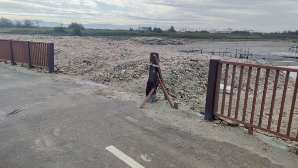 ▲許厝港濕地自行車道護欄,遭人破壞。(圖/翻攝徐其萬臉書)