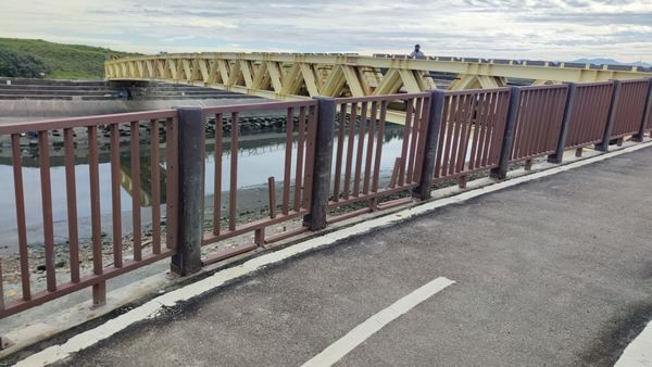 ▲許厝港濕地自行車道護欄,遭人破壞。(圖/翻攝徐其萬臉書)