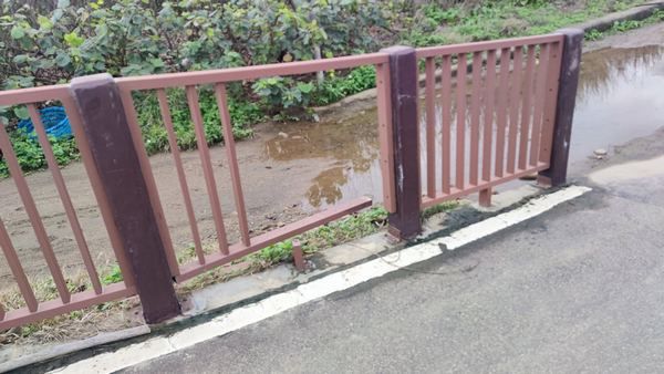 ▲許厝港濕地自行車道護欄,遭人破壞。(圖/翻攝徐其萬臉書)