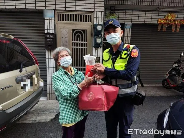 ▲潮州警分局泗洲派出所長賀修俊慰問金等物質交予李姓老嫗,叮嚀她注意生活起居、溫度變化 。(圖/記者陳崑福翻攝)