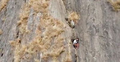 登山滑倒「掉進懸崖縫隙」　印度男「兩天不吃不喝」終獲救