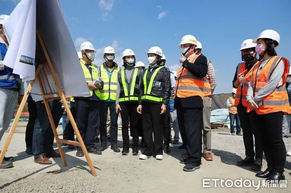 ▲縣長張麗善感謝文化部蕭次長率隊關心,希望中央在物價調整費用及引進移工等策略給予協助,讓重要的布袋戲傳習中心儘速完工。(圖/記者蔡佩旻翻攝)