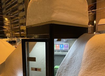 札幌人都「沒有經歷過這種大雪」！電話亭遭深埋「積雪堆成饅頭狀」