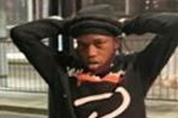 ▲▼ 英國一名男嫌無端攻擊來自南亞的女性。(圖/翻攝倫敦警察廳)