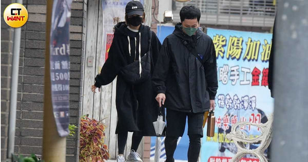 雨停後吳怡霈兩手空空,雨傘水壺都交由男方來拎。(圖/本刊攝影組)