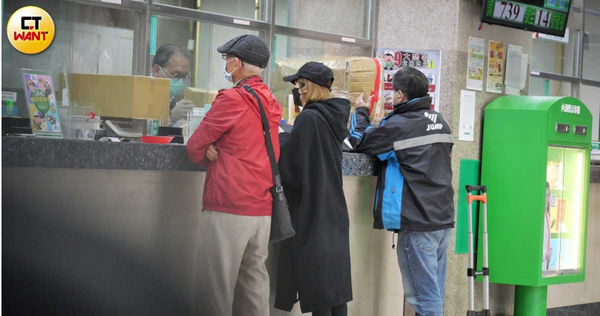 吳怡霈前往郵局領包裹。(圖/本刊攝影組)
