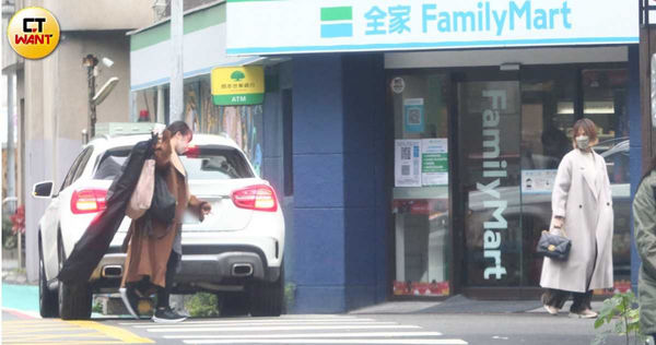 下午日籍男友載著吳怡霈去弄頭髮,同車還有助理。(圖/本刊攝影組)