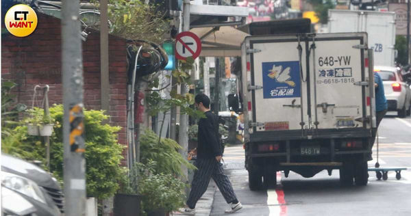 日籍男友Aki赴吳怡霈位於大安區的飾品店短暫停留。(圖/本刊攝影組)