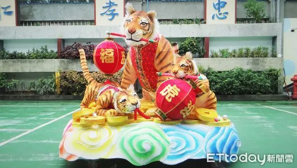 ▲2022台北燈會花燈作品,台北監獄參加社會大眾組「祥虎獻瑞慶元宵」獲得特優作品,其中作者驚見是錢性侵案富少李宗瑞。(圖/記者沈繼昌翻攝)