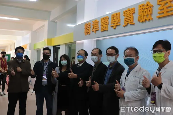 ▲中華醫大孫逸民校長(左四)偕同來賓為精準醫學實驗室揭牌啟用,並介紹精準醫學實驗室各項先進的檢測儀器及展示檢體採檢體驗。(圖/記者林悅翻攝,下同)