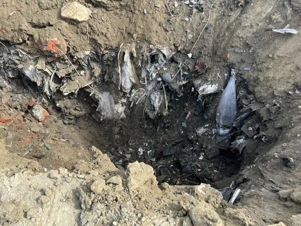 ▲▼萬噸營建廢棄物「非法回填魚塭」,可惡下包商不法獲利1500萬。(圖/高雄市環保局提供)