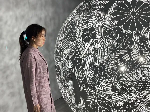 ▲▼安卓藝術展出「流光:當代藝術聯展」,其中櫥窗是大卷伸嗣《重力與恩寵》、謝鴻均《記憶的皺褶IV》,兩件作品在城市中發光。(圖/朱淇宏攝影/安卓藝術提供)