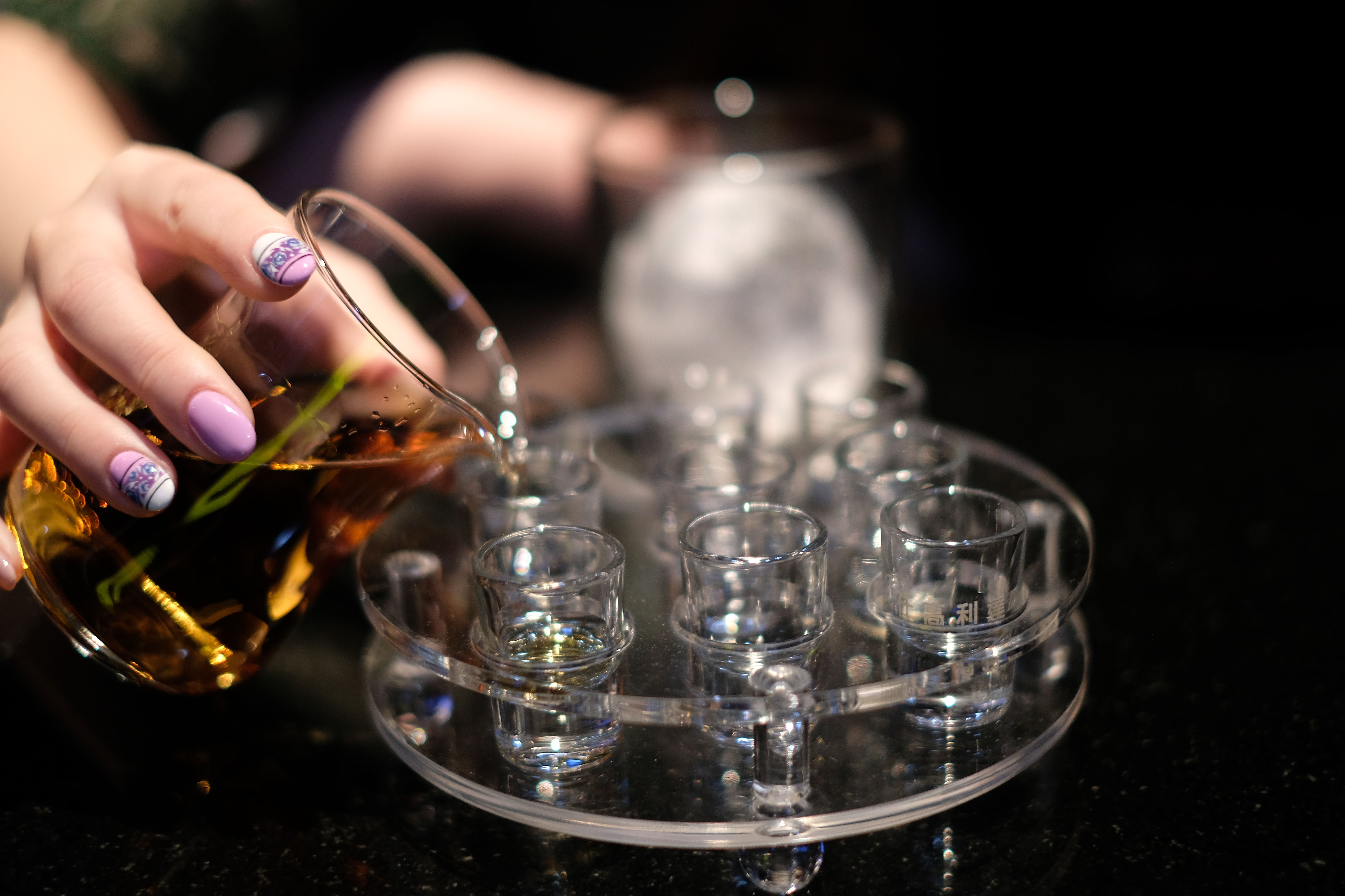 ▲▼胡筠筠曾當過酒店小姐,後來與夥伴一同打造「酒與妹仔的日常」粉絲頁,更成立「臺北市娛樂公關經紀職業工會」。(圖/未來大人物提供)