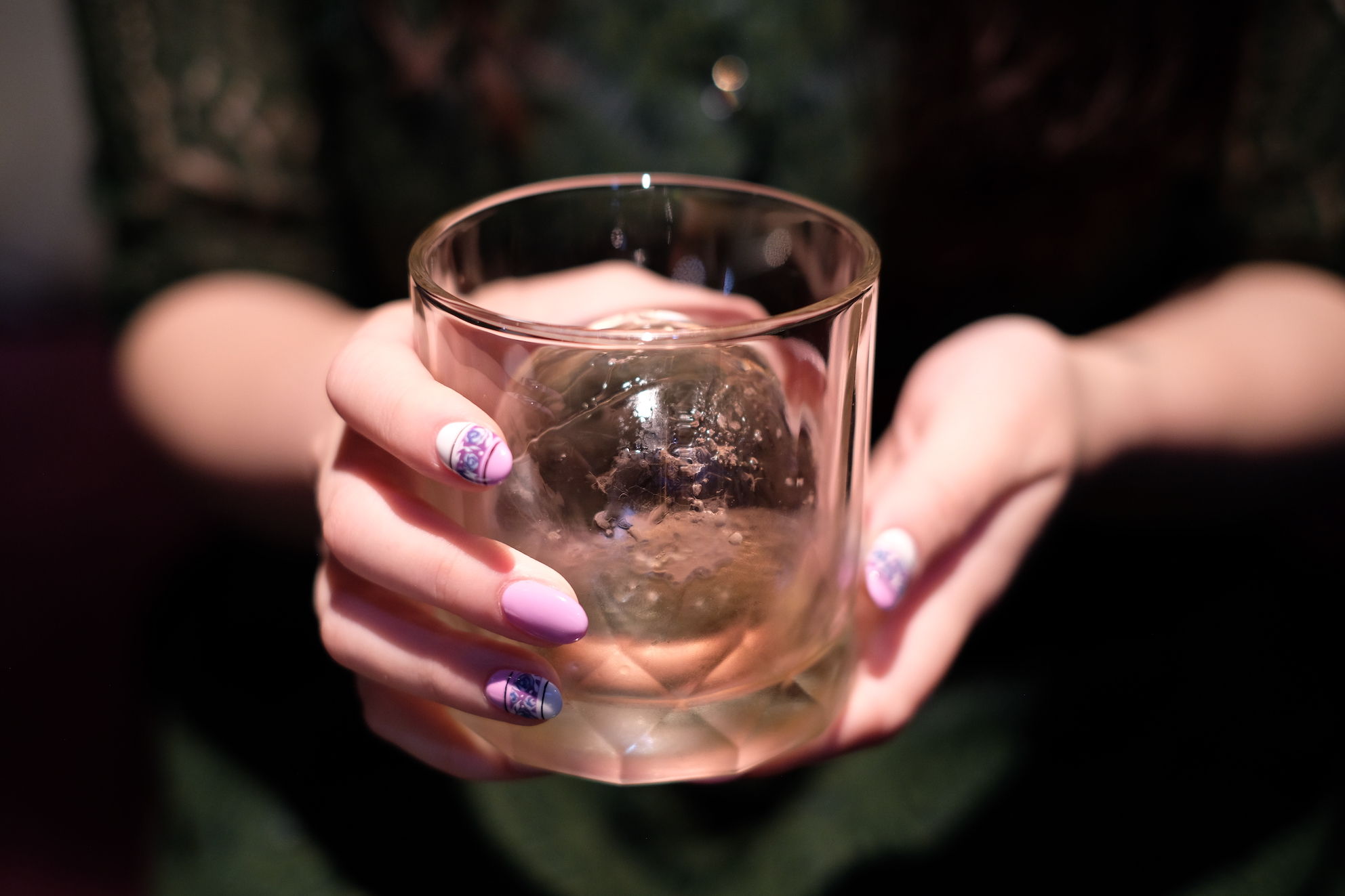 ▲▼胡筠筠曾當過酒店小姐,後來與夥伴一同打造「酒與妹仔的日常」粉絲頁,更成立「臺北市娛樂公關經紀職業工會」。(圖/未來大人物提供)