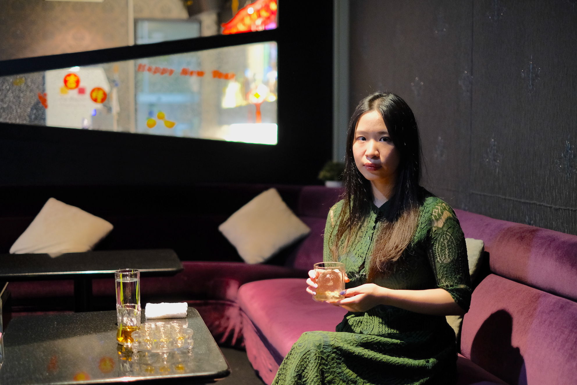 ▲▼胡筠筠曾當過酒店小姐,後來與夥伴一同打造「酒與妹仔的日常」粉絲頁,更成立「臺北市娛樂公關經紀職業工會」。(圖/未來大人物提供)