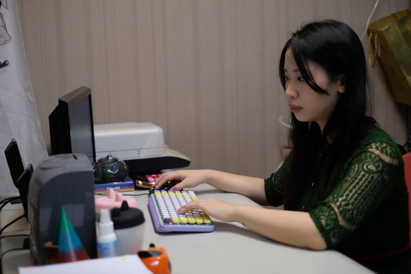 ▲▼胡筠筠曾當過酒店小姐,後來與夥伴一同打造「酒與妹仔的日常」粉絲頁,更成立「臺北市娛樂公關經紀職業工會」。(圖/胡筠筠提供)