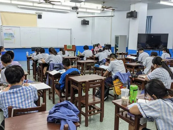 ▲▼麗彤照顧偏鄉學子捐嘉義縣六校國中75萬晚自習經費。(圖/業者提供)