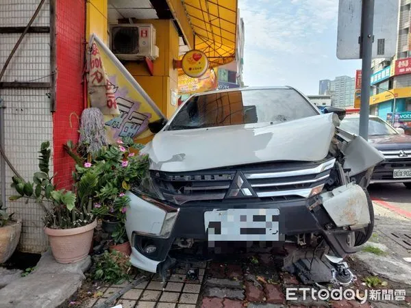 ▲高雄市前鎮區發生一台車輛險衝進彩券行,造成2人受傷 。(圖/記者吳奕靖翻攝)