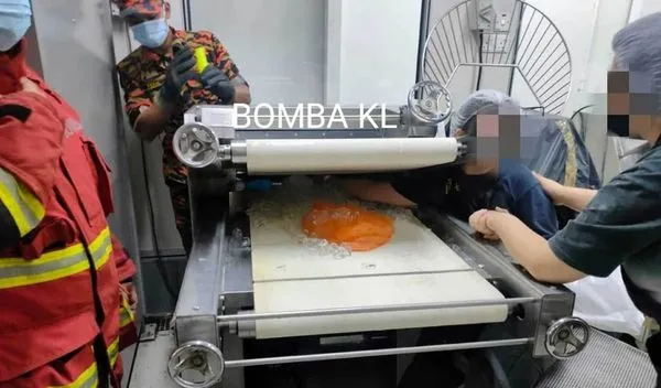 ▲▼馬來西亞一名女工在工廠工作時,右手被捲入機器,導致她的右手掌慘被碾壓至血肉模糊。(圖/翻攝自馬來西亞消防局)