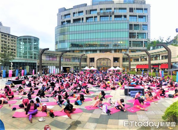 ▲統一時代百貨連續七年舉辦粉紅瑜珈派對，獲得喜愛運動的主顧客好評。（圖／業者提供）
