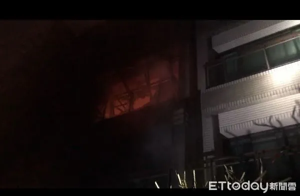 ▲台南市善化區月眉園路50巷內1處民宅晚上傳出火警,4樓建物2、3樓冒出火舌與濃煙,台南市消防局出動17車36人前往搶救。(圖/民眾提供,下同)