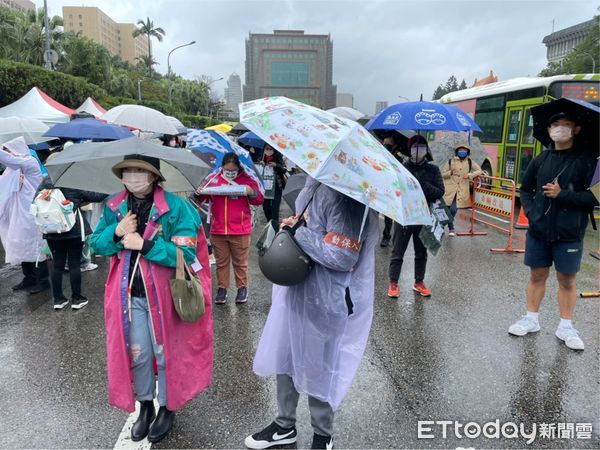 ▲▼千人為「動保入憲」低溫中遊行。(圖/記者許展溢攝)