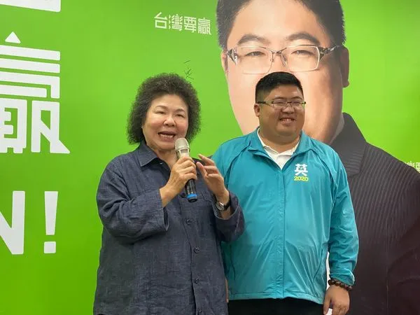 ▲▼民進黨立委蔡易餘(右)力挺監察院長陳菊(左)。(圖/取自蔡易餘臉書)